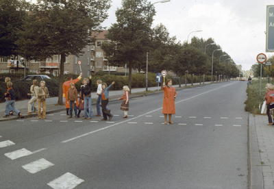 117474 Afbeelding van verkeersbrigadiers bij de oversteekplaats voor voetgangers op de Burgemeester Norbruislaan te Utrecht.